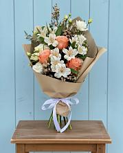 Букет цветов из:  Альстромерии, Лизиантусы, Розы и Хризантемы в Татищево