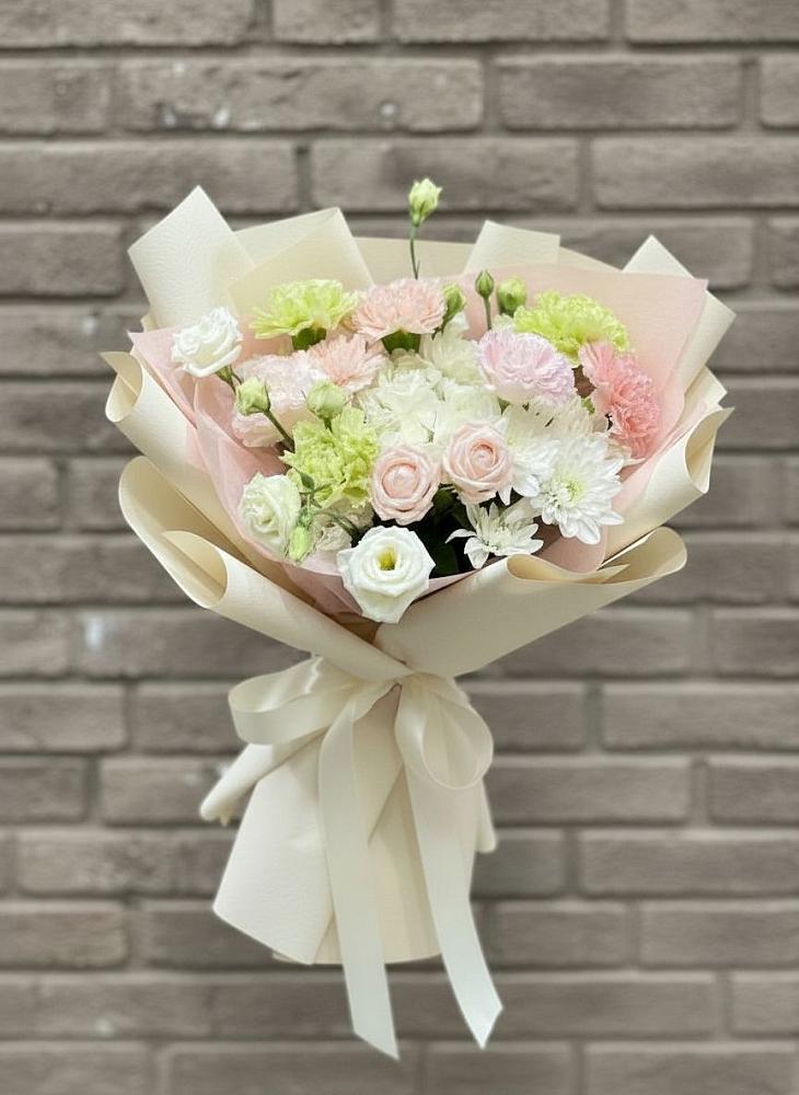 Букет цветов из: Гвоздики, Розы, Лизиантусы и Хризантемы в Татищево