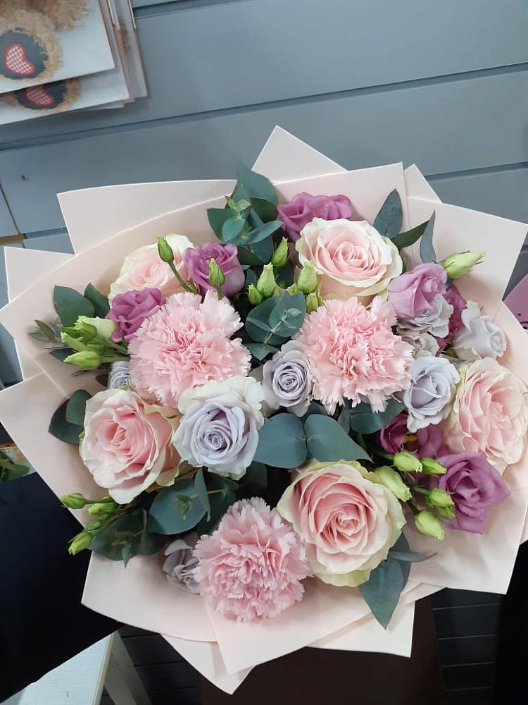 Букет цветов из: Розы, Гвоздики и Лизиантусы в Татищево